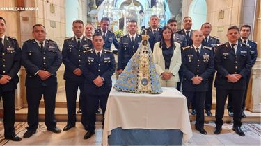 Por los 200 años de la Policía le cambiaron el Manto a la Virgen del Valle