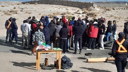 Padres mantienen el corte de ruta y endurecen el reclamo en la Puna Padres mantienen el corte de ruta y endurecen el reclamo en la Puna