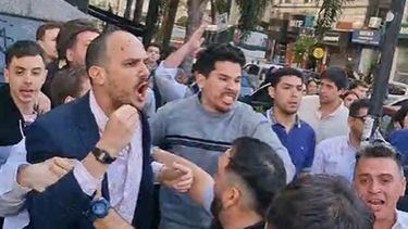 video: agresiones e insultos en una actividad de libertarios en la universidad nacional de la plata
