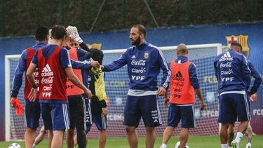 sampaoli sigue buscando el once para el debut