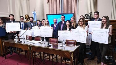 Mera entregó los diplomas del concurso: “A 25 años de la Reforma Constitucional de 1994”