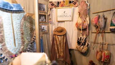 sector comercial: un paseo para descubrir, comprar y llevarse un recuerdo del poncho