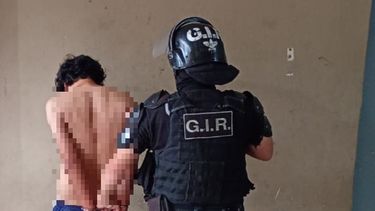 intento prender fuego una garrafa y fue reducido por la policia