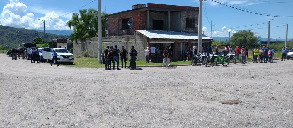 Familiares de Chazarreta se sumaron a los rastrillajes.