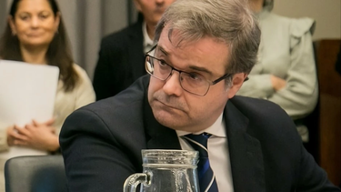 apuntan a un funcionario de caputo por otro contrato millonario por cursos de ingles