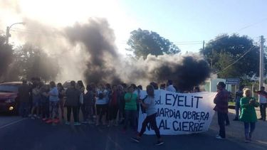 sigue la guardia de obreros de tileye en la puerta de la fabrica y piden ayuda