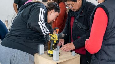 realizaron una jornada gratuita de capacitacion en carpinteria en un centro vecinal