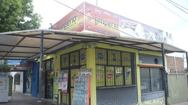 A punta de cuchillo asaltó un comercio frente al Círculo Policial