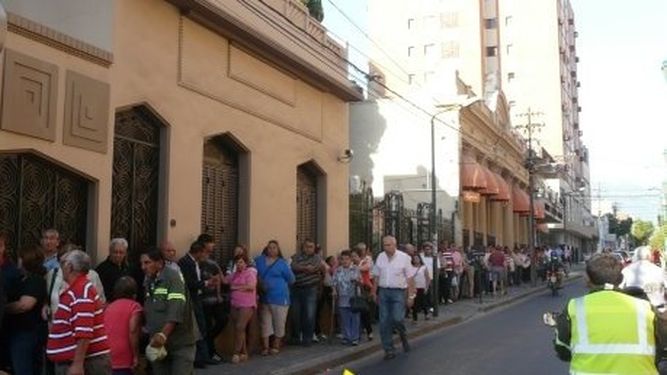 Incidentes frente el banco Santiago del Estero