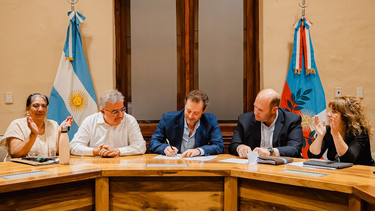 Reunión entre funcionarios provinciales y la conducción policial tras el reclamo salarial.