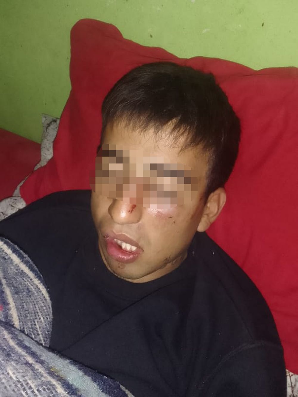 Brutal. Le dio una mano para saludarlo y con la otra lo golpeó.&nbsp;