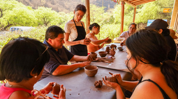 Taller de cerámica en Pueblo Perdido: el arte de moldear el legado histórico
