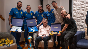 el emotivo encuentro del plantel de rosario central con el paton bauza