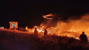 incendio en campo privado afecta linea electrica en tinogasta