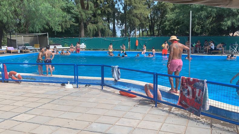 Las piletas y ríos son la escapada perfecta para soportar la ola de calor.