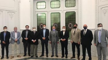 el gobernador se reunio con las autoridades de la uia