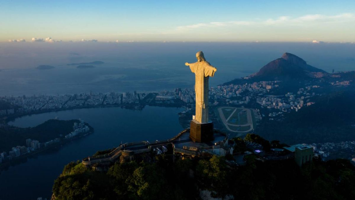 Impactante foto del momento justo en que un rayo cae sobre el Cristo
