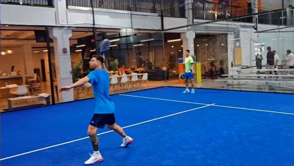 Lionel Messi jugando al pádel en Miami