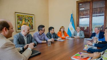Becados y contratados reciben bono de fin de Año