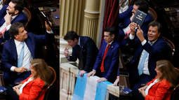 Democracia para Siempre intentó denunciar a Santiago Caputo, pero no había nadie en la comisaría del Congreso
