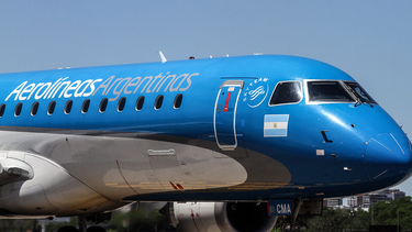 aerolineas argentinas aplicara un recargo en los pasajes por la suba del combustible