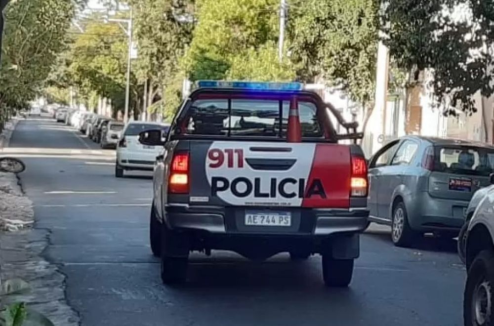 ¡Insólito! Volvió a su casa y encontró a dos desconocidos desayunando
