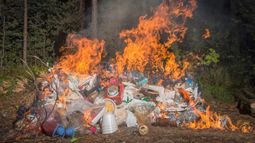 Multas severas por quemas ilegales: vecinos siguen prendiendo fuego en patios y veredas Multas severas por quemas ilegales: vecinos siguen prendiendo fuego en patios y veredas