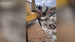 Siria: milagroso rescate de una beba recién nacida entre los escombros