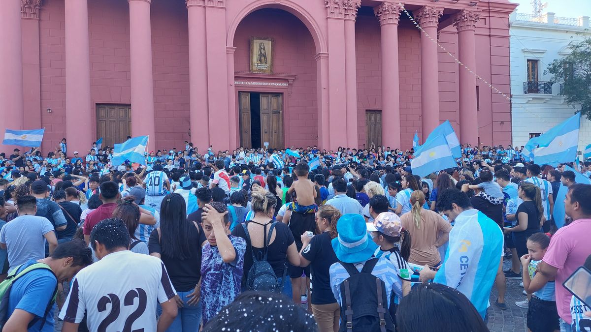 Una multitud festeja el pase a la final en la plaza principal de Catamarca