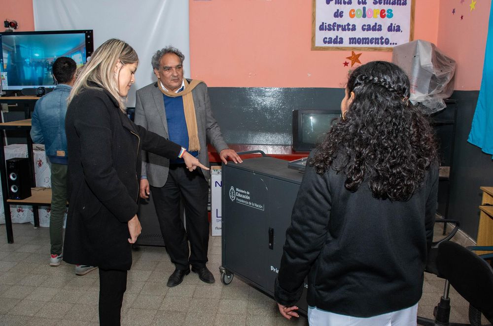 Entrega e instalación de equipamiento tecnológico para escuelas primarias de Belén que formarán parte del proyecto de clases remotas de inglés4.jpg