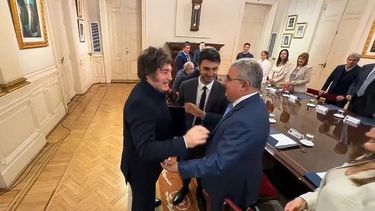 Negociaciones. Entre el presidente Milei y el gobernador Jalil.