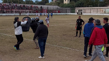 un policia agredio al tecnico de villa cubas y desato el escandalo
