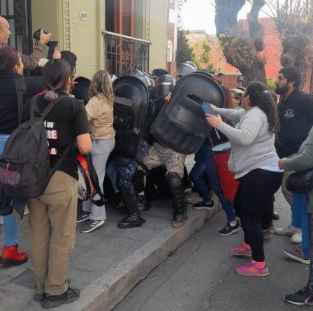 Violencia. En la vereda del museo Laureano Brizuela entre manifestantes y policías se produjo el incidente.