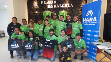 En la tarde de ayer viernes, la empresa MARA hizo entrega de dos juegos de camisetas a la institución.