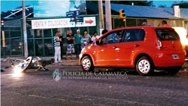 joven motociclista murio tras ser impactado desde atras por un auto