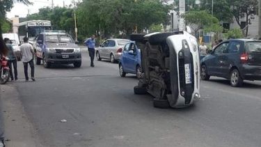 Choque y vuelco: una persona herida