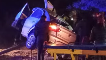 grave accidente: un automovilista choco contra un poste