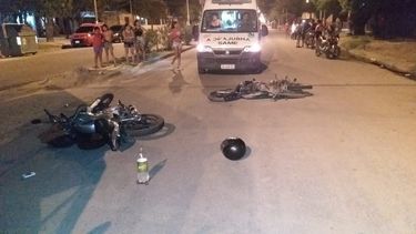 Choque entre motocicletas dejó como saldo a tres jóvenes heridos