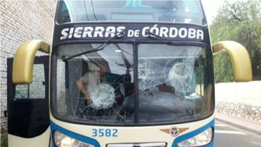 Apedrearon el micro del club Andino