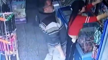 Acosó a una kiosquera y los vecinos lo lincharon