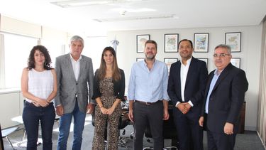 Firma de convenio. Construirán una nueva hostería en Santa María.