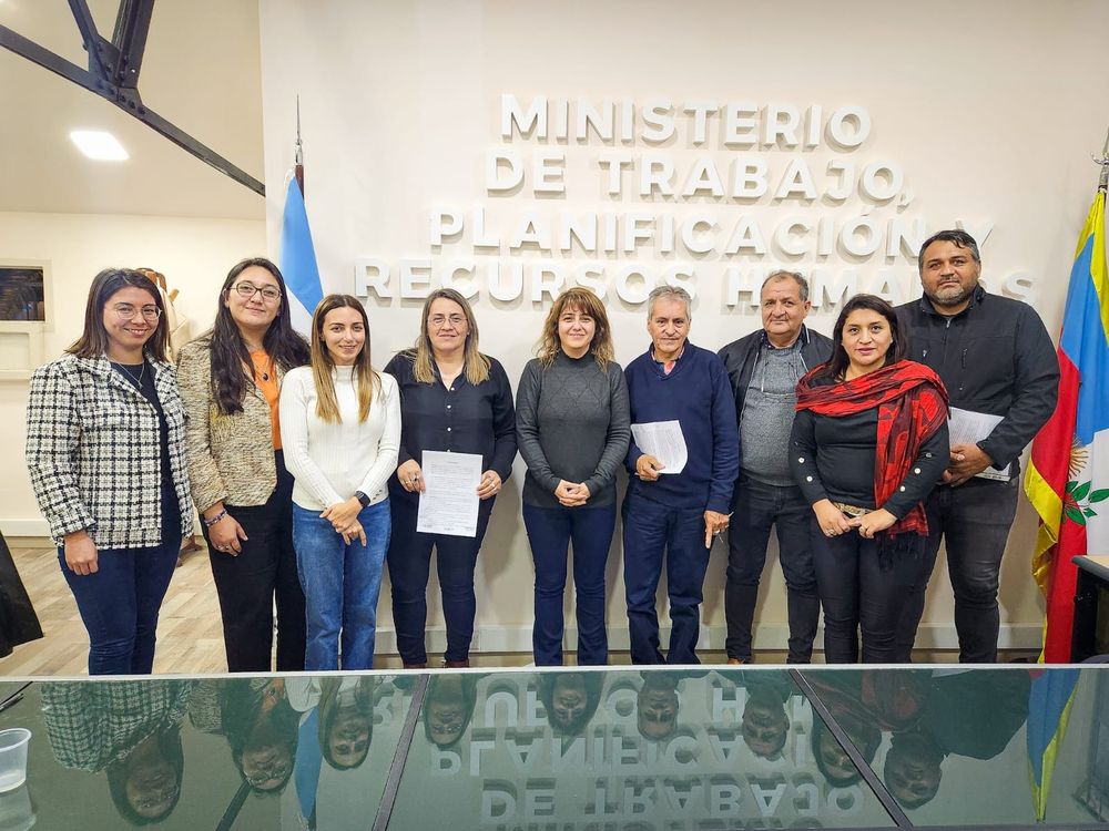 Paritaria relámpago. Los gremios estatales reconocidos y el gobierno acordaron en solo cuatro horas.