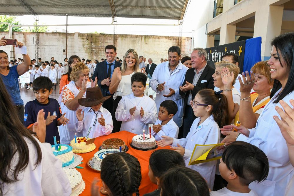 La directora de la escuela agradeció a todos los presentes por formar parte de la celebración.