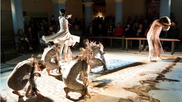 Bicéfalos y Acorallados: danza ritual en el Museo