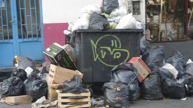 Vecinos a los golpes por la basura en las veredas