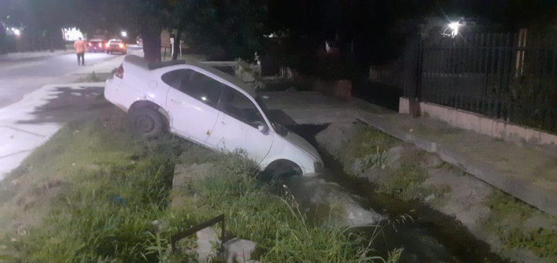 Un auto cayó a un canal en Valle Viejo