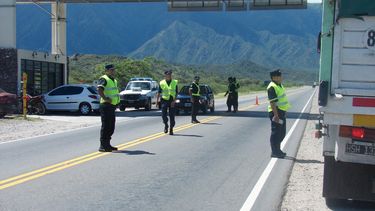 Policías borrachos intentaron escapar de un control rutero