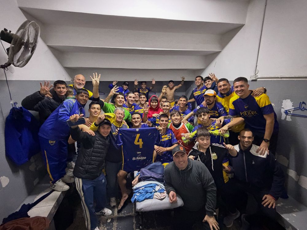 Festejo. Policial celebró en el vestuario el triunfo ante Vélez.