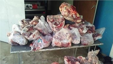 Secuestran carne vacuna y arrestan a dos jóvenes