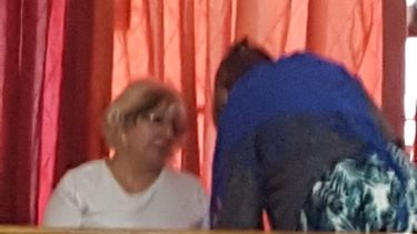 el emotivo abrazo entre las madres de elian y pablo